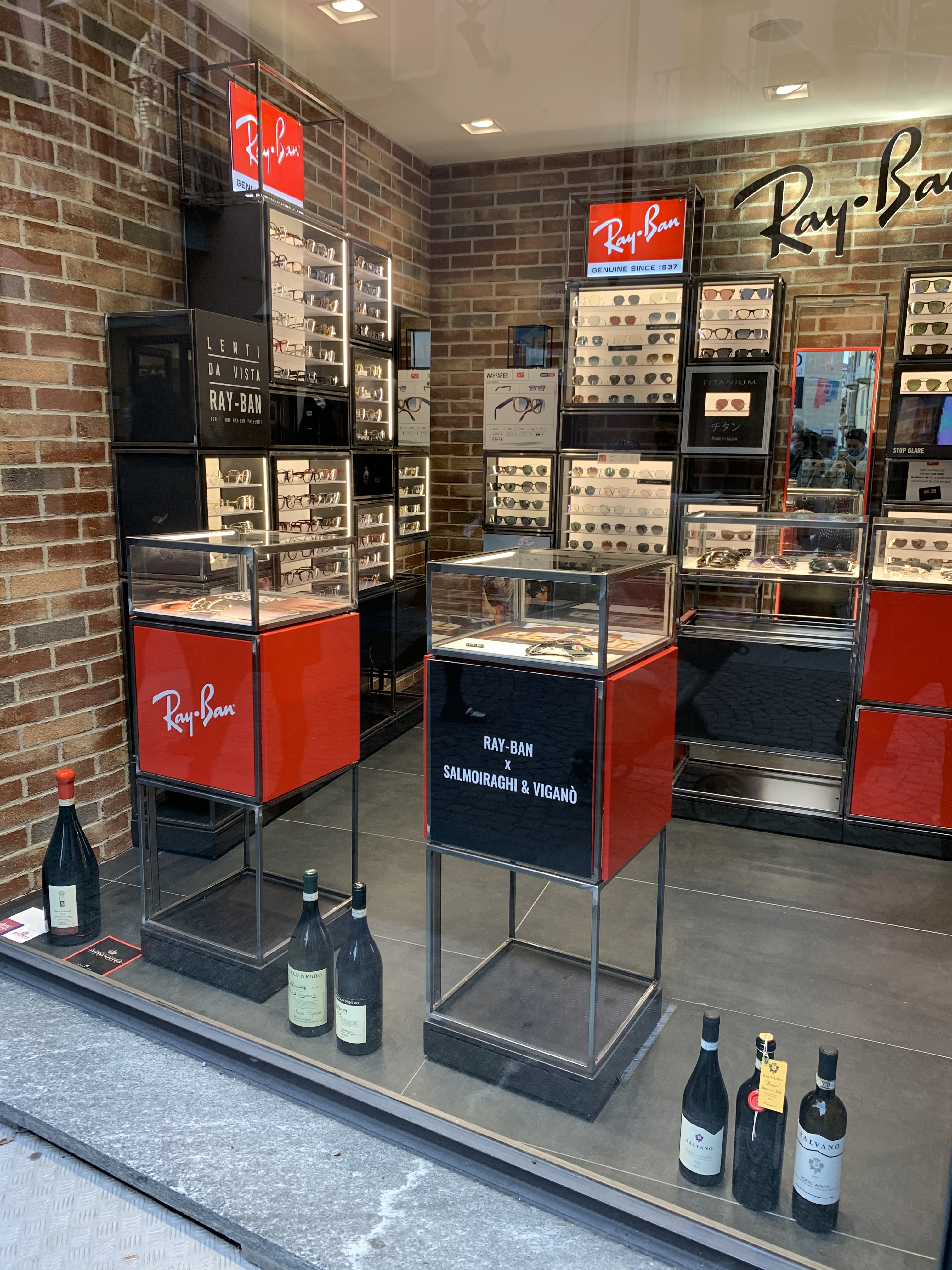 Rayban Mağazası Vitrinindeki Şaraplar